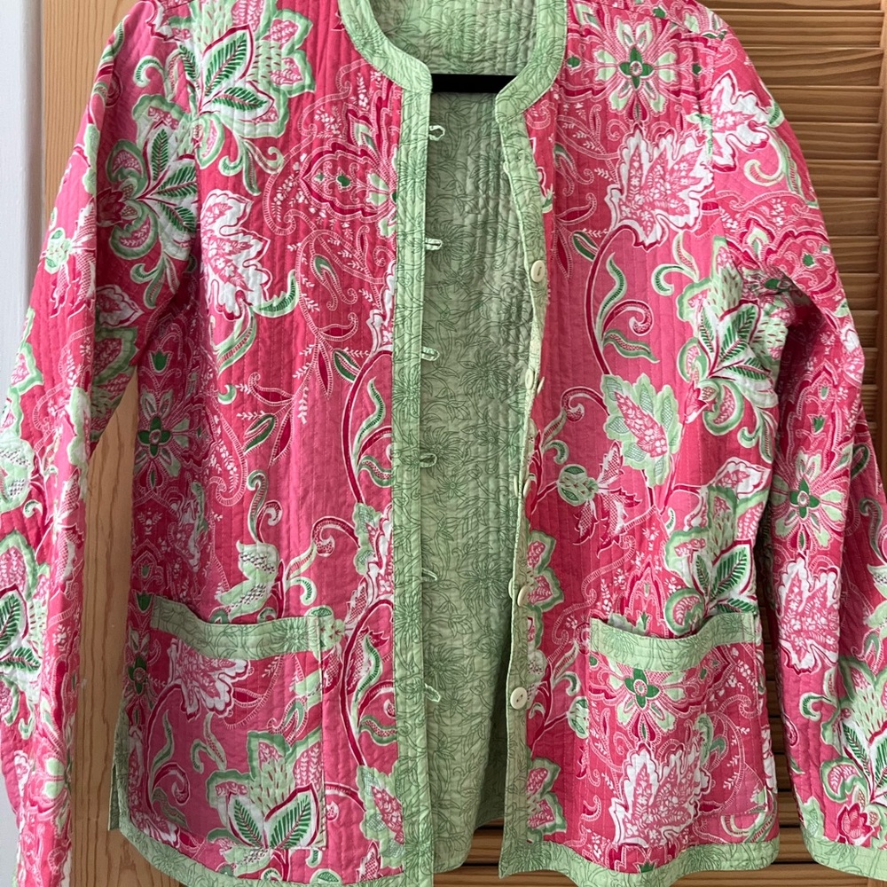 Reversible Appleseed jacket in beautiful colors with nice pockets.